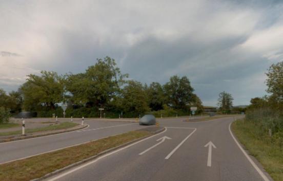 Farbaufnahme der Strassenkreuzung im Neeracherried, so wie sie heute aussieht.