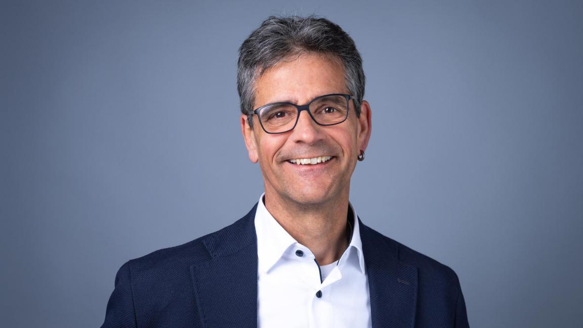 Das Bild zeigt ein Portrait von Felix Ziegler, dem designierten Rektor der Kantonsschule Rychenberg in Winterthur.