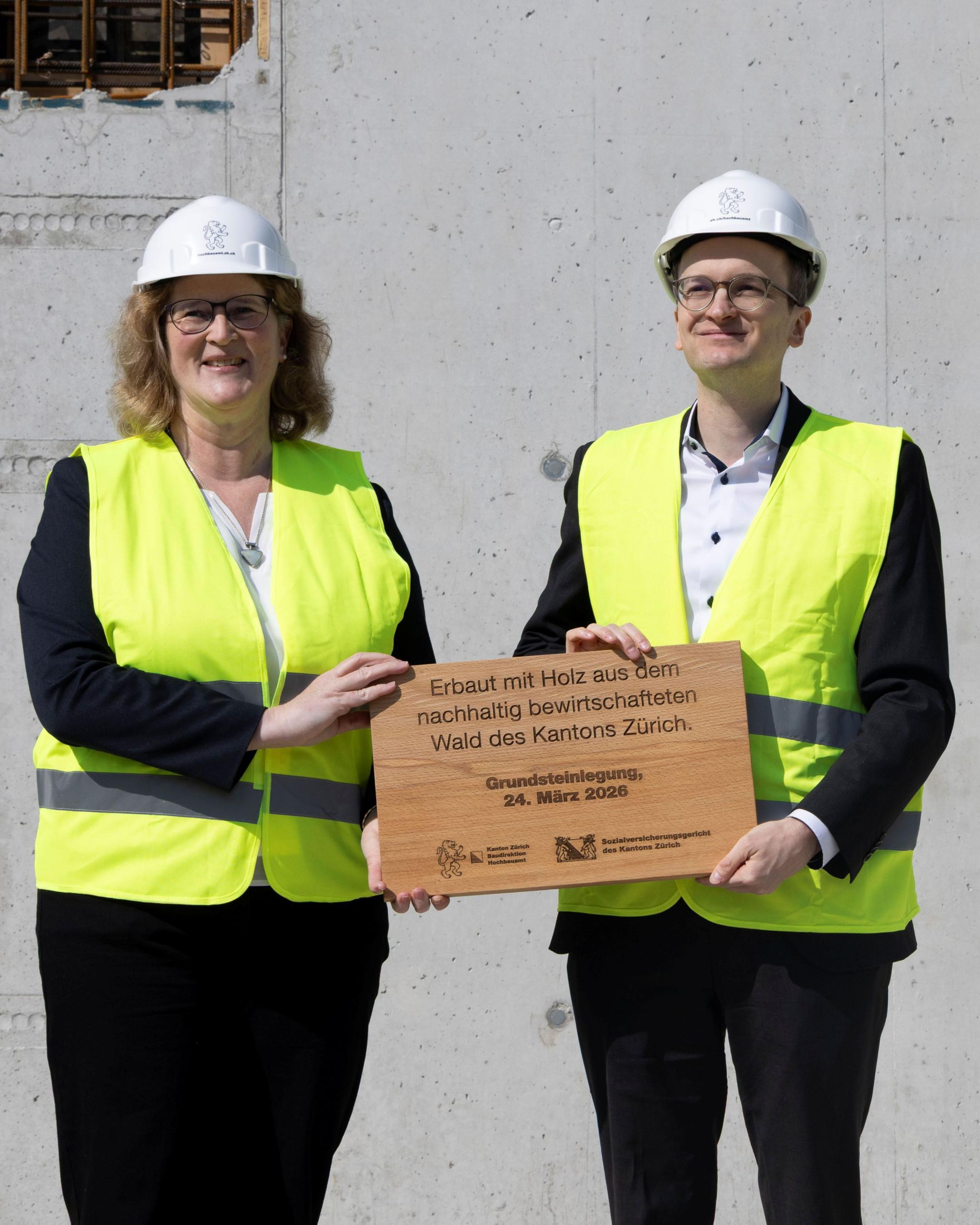 Martin Neukom übergab der Präsidentin des Sozialversicherungsgerichts, Annette Grieder-Martens, eine Plakette, die mit Holz aus dem nachhaltig bewirtschafteten Wald des Kantons Zürich hergestellt wurde.