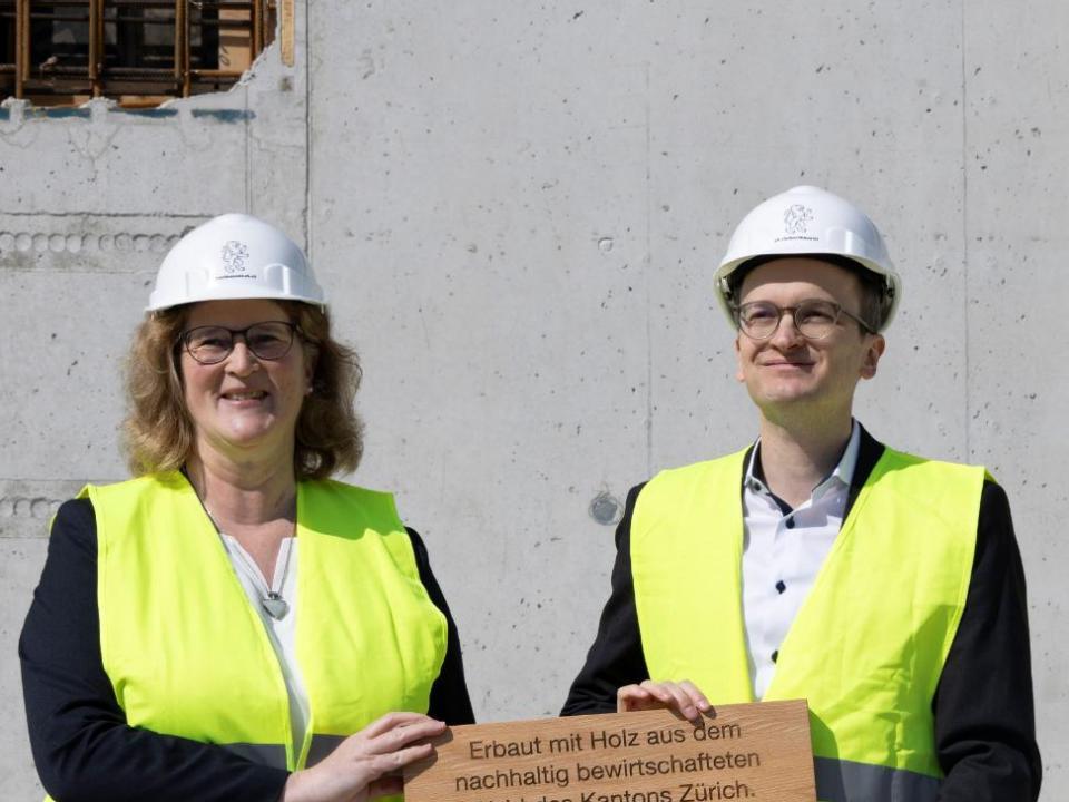 Martin Neukom übergab der Präsidentin des Sozialversicherungsgerichts, Annette Grieder-Martens, eine Plakette, die mit Holz aus dem nachhaltig bewirtschafteten Wald des Kantons Zürich hergestellt wurde.