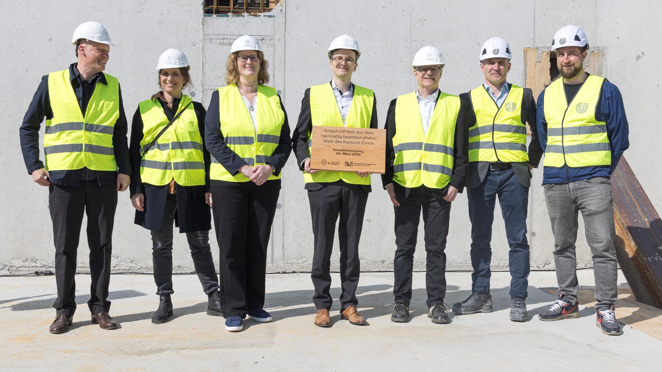 Die Plakette erinnert daran, dass das Gebäude mit lokalem kantonseigenem Holz aus dem Staatswald erstellt wird und somit zu einer nachhaltigen Bauweise beiträgt.