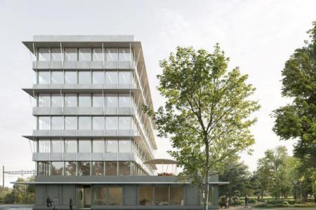 Modernes mehrstöckiges Gebäude mit Glasfassade, umgeben von Bäumen und Fussgängern.