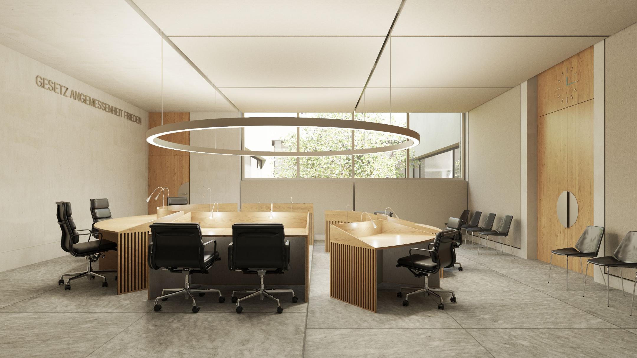 Moderner Gerichtssaal mit Holzmöbeln und schwarzen Bürostühlen. An der Wand steht «GESETZ ANGEMESSENHEIT FRIEDEN».