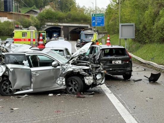 Mehrere zerstörte Autos und ein Feuerwehrfahrzeug auf einer Autobahn