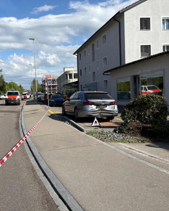Beschädigtes Auto auf einem Parkplatz
