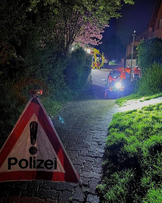 Im Vordergrund steht ein Polizei-Triopan, im Hintergrund sieht man meherer Polizisten am Arbeiten