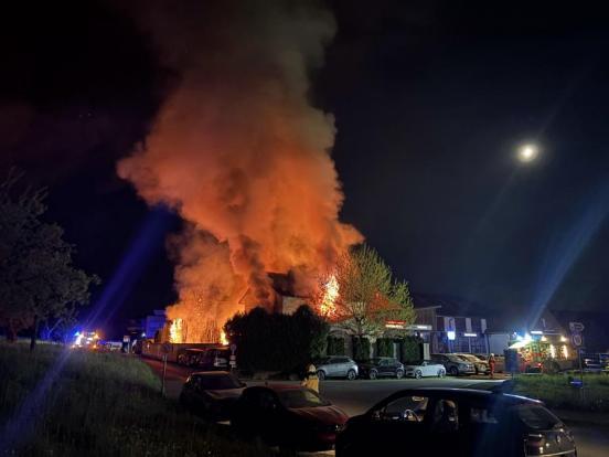Ein Haus im Vollbrand