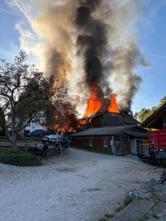 Ein Haus in Vollbrand