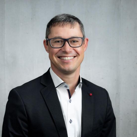 Das Bild zeigt ein Portrait von Martin Landolt, dem designierten Rektor der Berufsfachschule Uster.