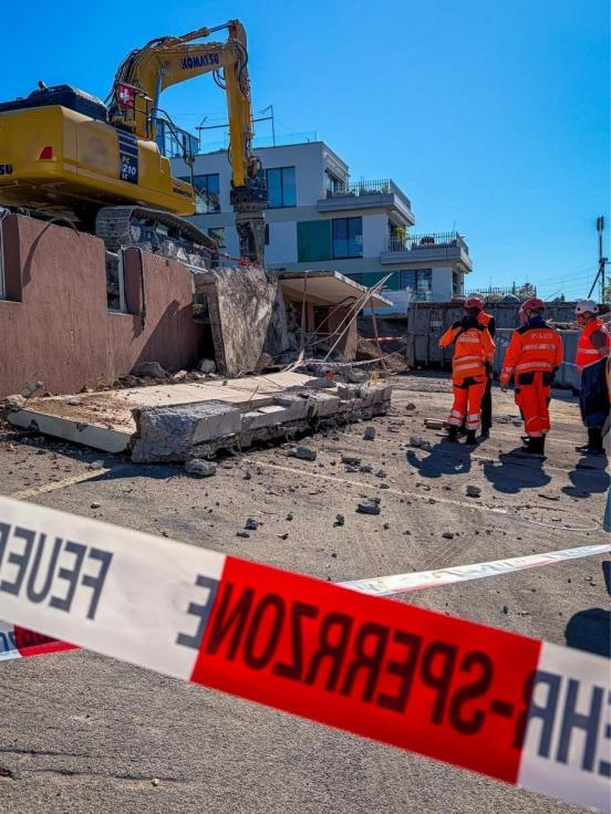 Baustelle mit Bagger, Polizisten