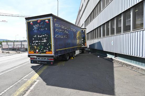 Lastwagen steht auf einem Parkplatz
