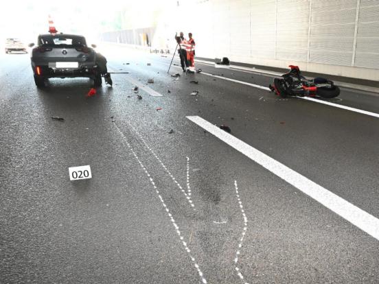 Ein demoliertes Auto und ein Motorrad auf der Unfallstelle