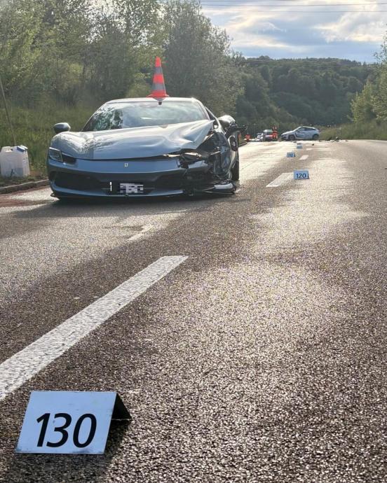 Ein grauer, beschädigter Sportwagen auf der Strasse mit einem Kegel auf dem Dach