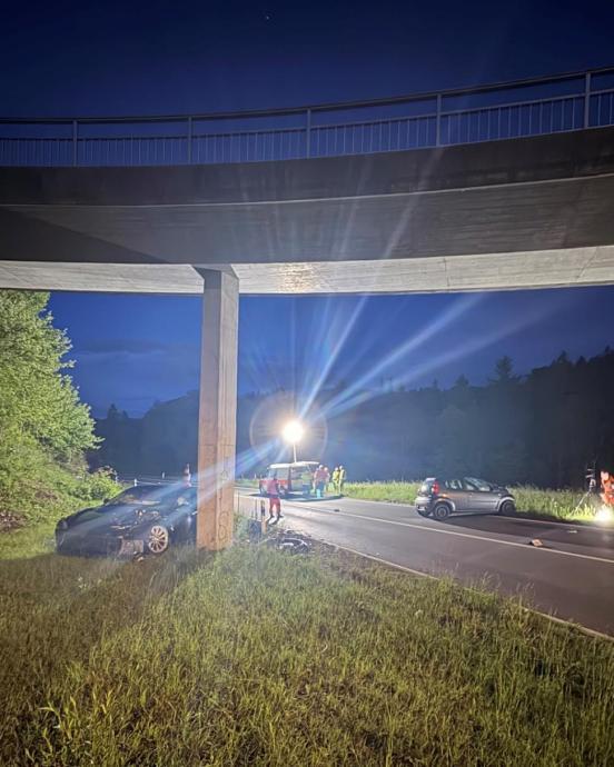 Beschädigte Autos auf, resp. neben der Strasse; Einsatzkräfte an der Arbeit