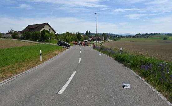 Einsatzkräfte bei der Arbeit nach einem Unfall auf der Welsikerstrasse 