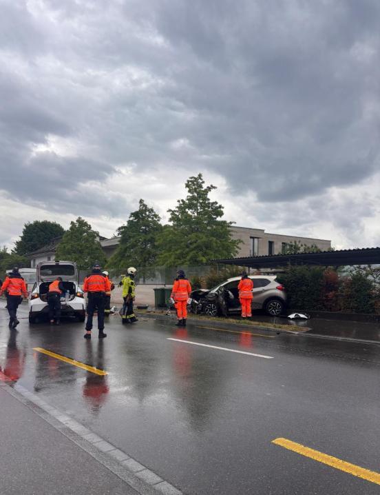 Einsatzkräfte an der Unfallstelle an der Arbeit