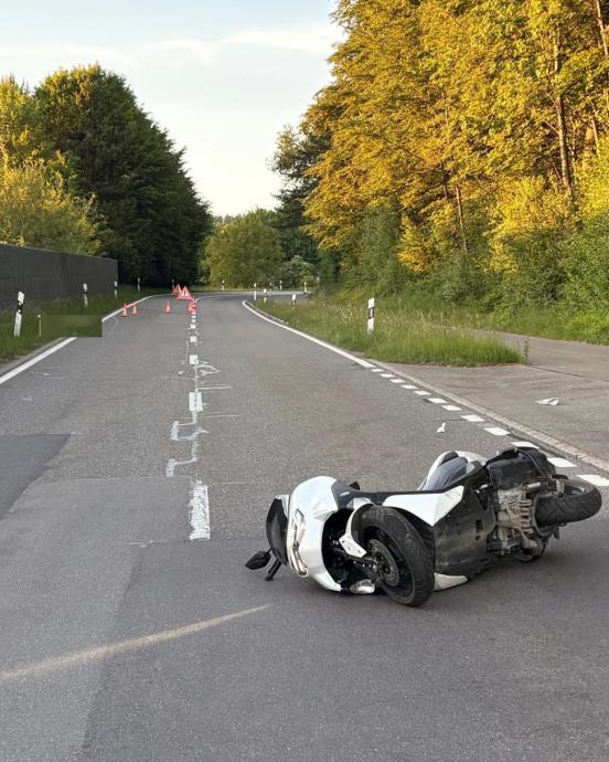 ein verunfallter Roller liegt auf der Strasse