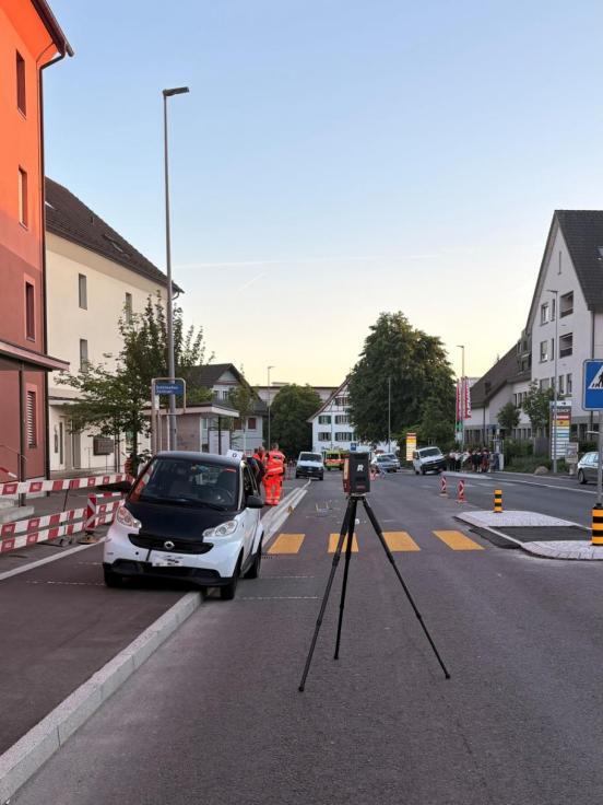 Ein Scanner auf dem Stativ an der Unfallstelle