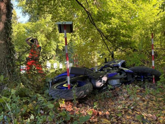 Spurensicherung beim Unfallfahrzeug