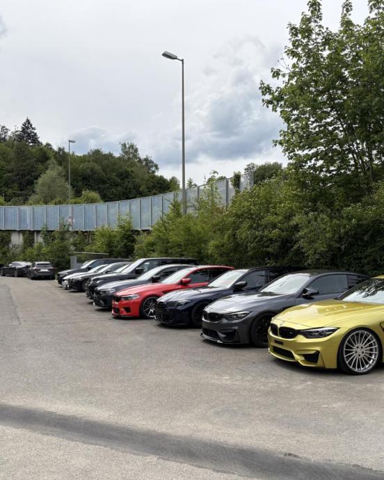 Mehrere Fahrzeuge ohne Kontrollschilder nebeneinander