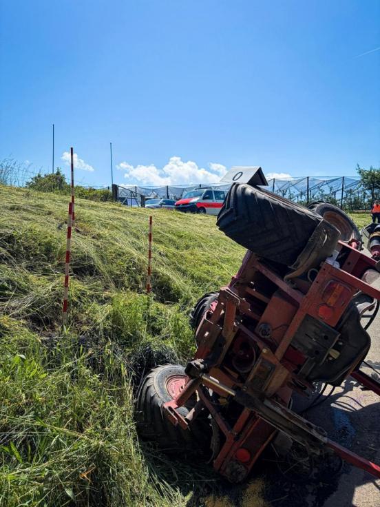 Ein Mähtraktor liegt auf der Seite