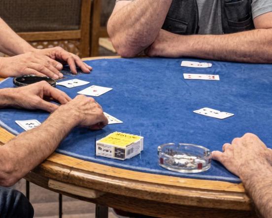 Personen an einem Spieltisch
