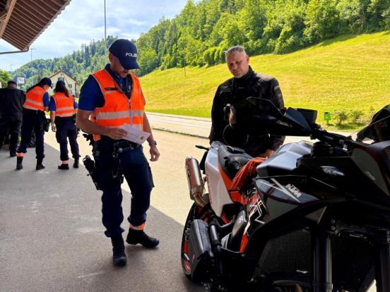 Motorradkontrolle in Fischenthal