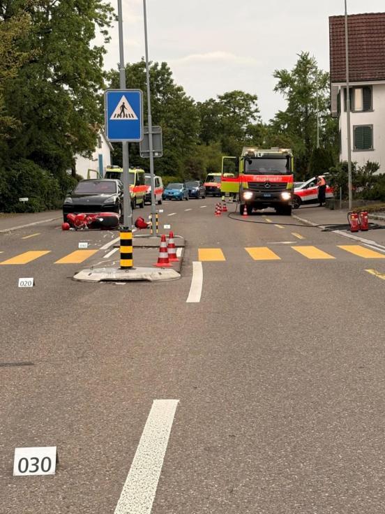 Unfallfahrzeuge und ein Feuerwehrfahrzeug auf der Strasse