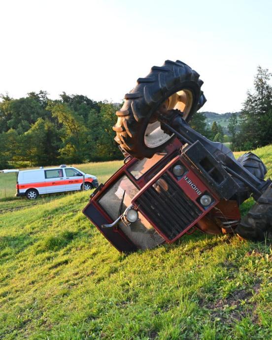 Taktor liegt auf einer Wiese auf der Seite