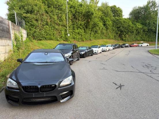 Mehrere sportliche Fahrzeuge hintereinander aufgereiht