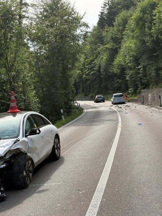 Die drei beteiligten Autos stehen demoliert auf der Aathalstrasse. Am Boden hat es viele Trümmerteile..