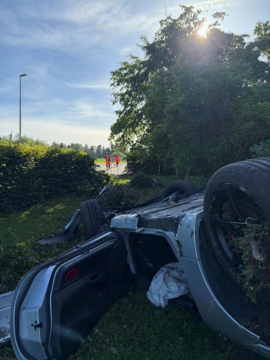 Endlage des Unfallfahrzeuges auf einer Wiese