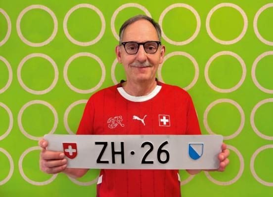 Sicherheitsdirektor Mario Fehr hält das Kontrollschild «ZH 26» hoch.