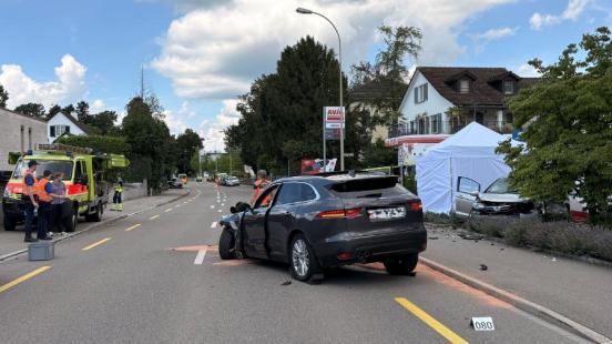 Total beschädigtes Auto auf der Strasse, Polizisten und am Strassenrand ein weiteres Unfallfahrzeug