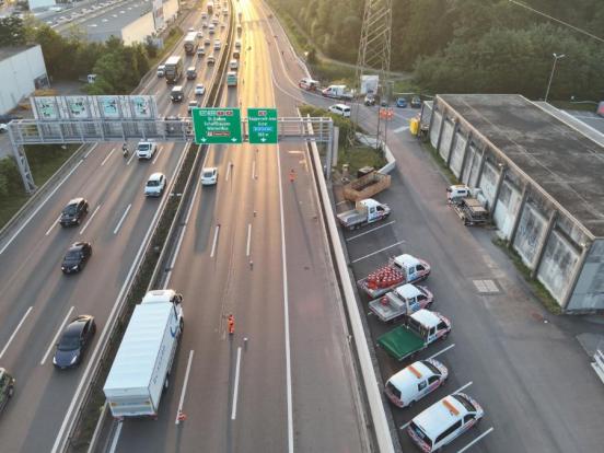 Foto von der Autobahn A1, auf welchem diverse Einsatzfahrzeuge, der Verkehr sowie zwei gesperrte Fahrstreifen zu sehen sind.
