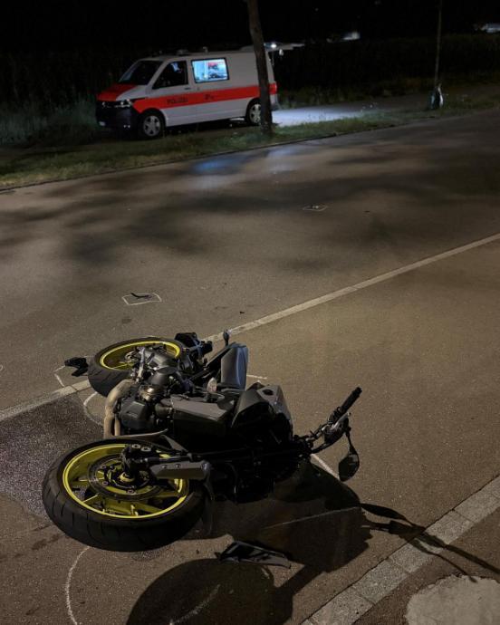Auf dem Foto ist ein Motorrad sowie ein Fahrzeug der Polizei zu sehen.