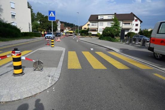 Eine abgesperrte Unfallstelle mit eingezeichneten Spuren