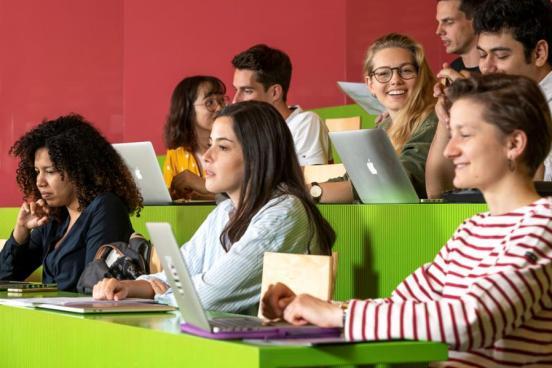 Studentinnen und Studenten in einer Vorlesung der Universität Zürich.