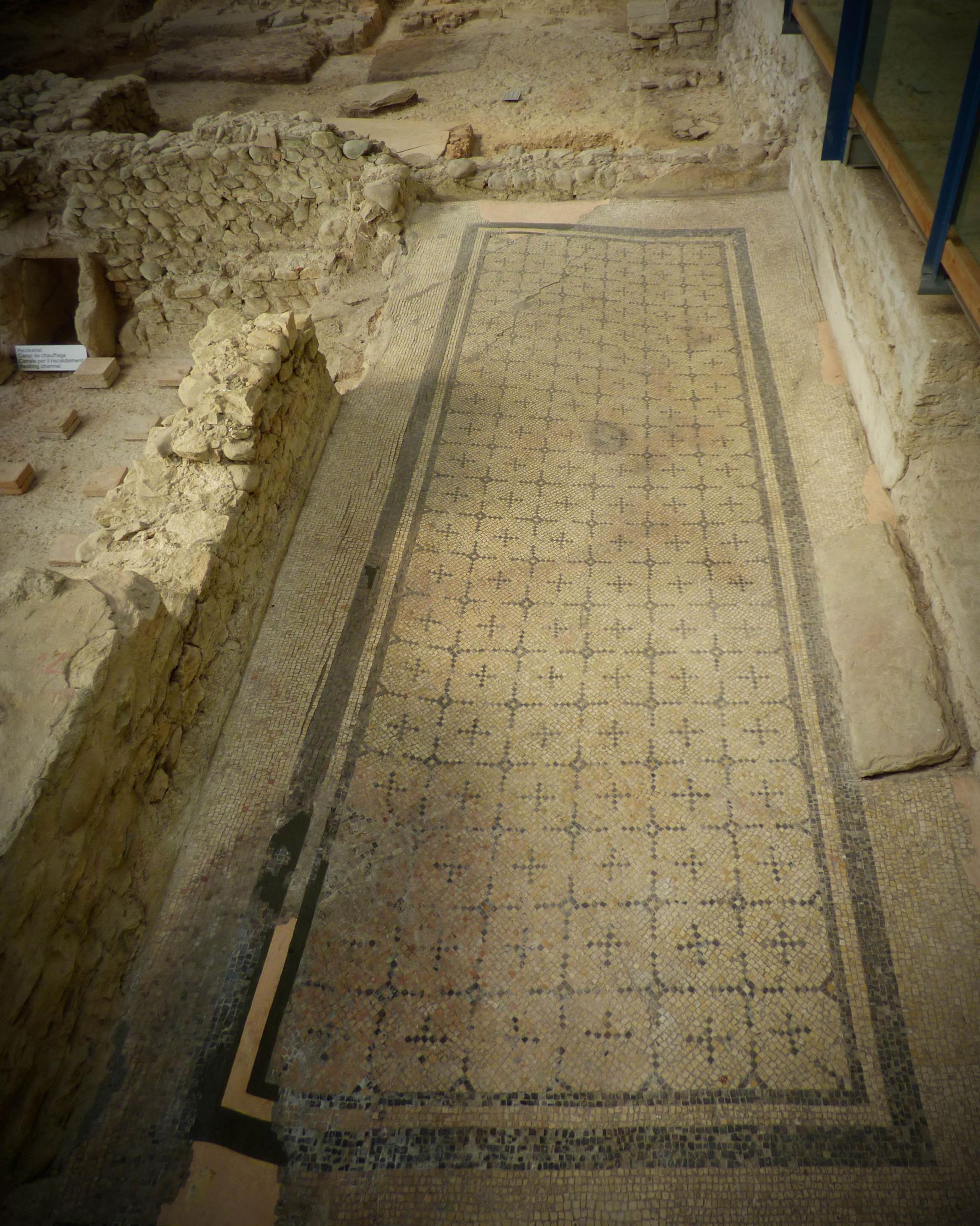 Mosaikboden im Westflügel des Herrenhauses.