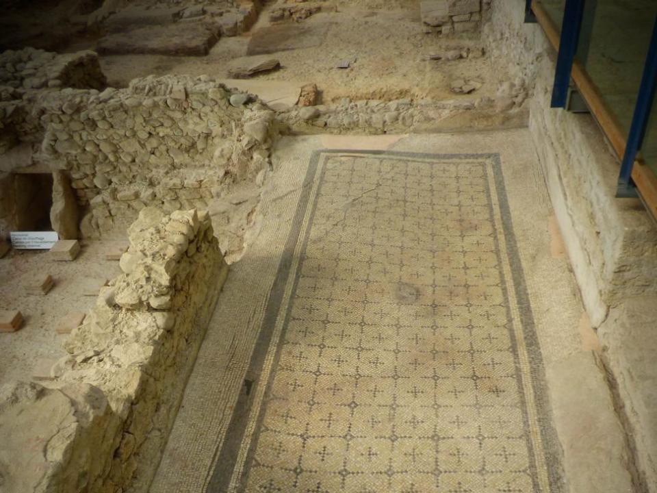 Mosaikboden im Westflügel des Herrenhauses.