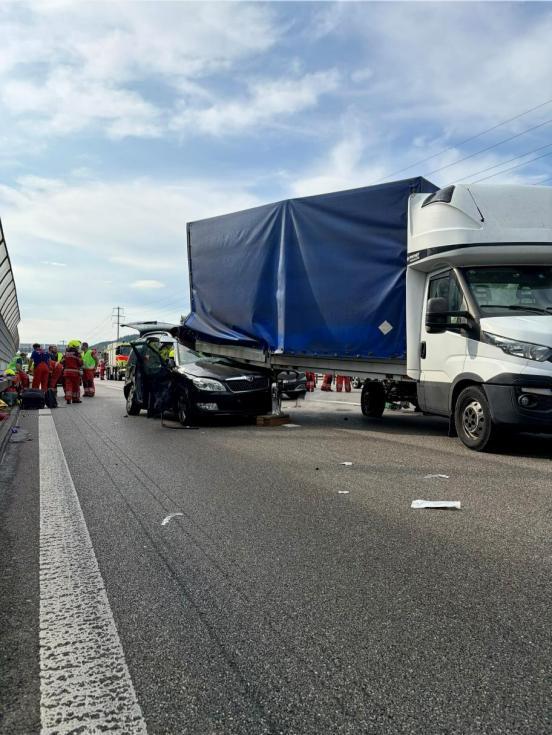 Endlage der Unfallfahrzeuge. Der Pw steckt quasi im Heck des Lieferwagens.