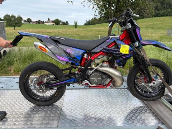 Ein Motorrad auf einem Anhänger
