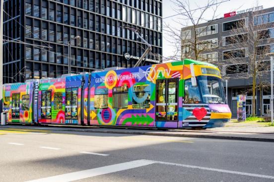 Bemaltes Tram des ZVV in Altstetten. 