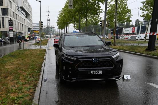Ein schwarzes, beschädigtes Auto steht auf der Strasse. Spuren sind eingezeichnet.