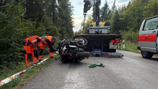 Zwei Unfallspezialisten der Kantonspolizei untersuchen das Unfallfahrzeug