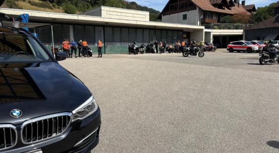 Auf einem Platz hat es Töfffahrende sowie Polizisten