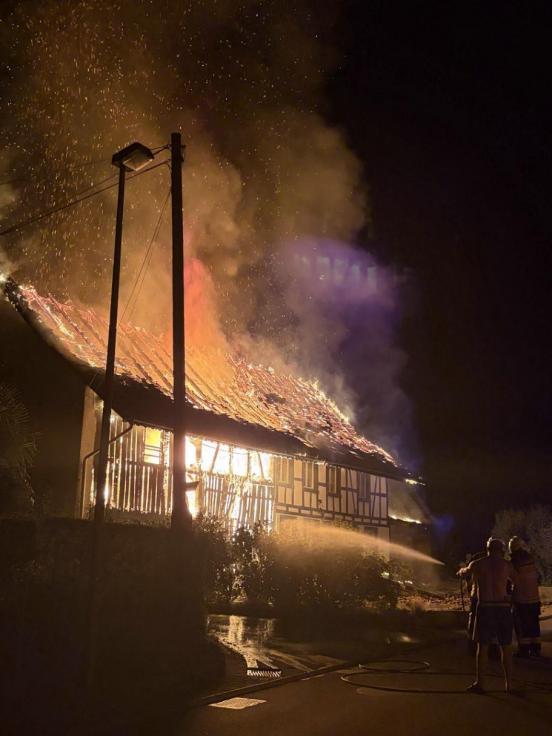Ein Riegelhaus steht nachts im Vollbrand