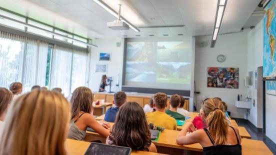 Kantonsschülerinnen und -schüler der Kantonsschule Rychenberg in Winterthur im Geografieunterricht.