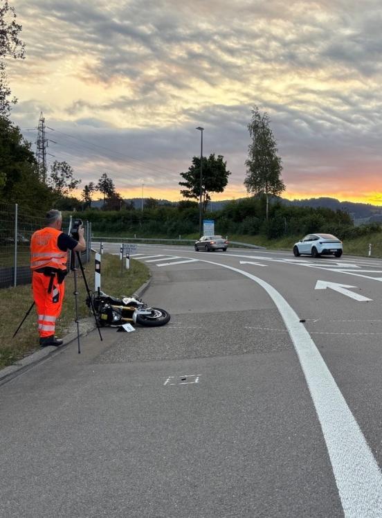 unten links liegt ein motorrad auf der strasse. Ein polizist macht fotos. im hintergrund die Fahrbahn des Bezholzkreisels