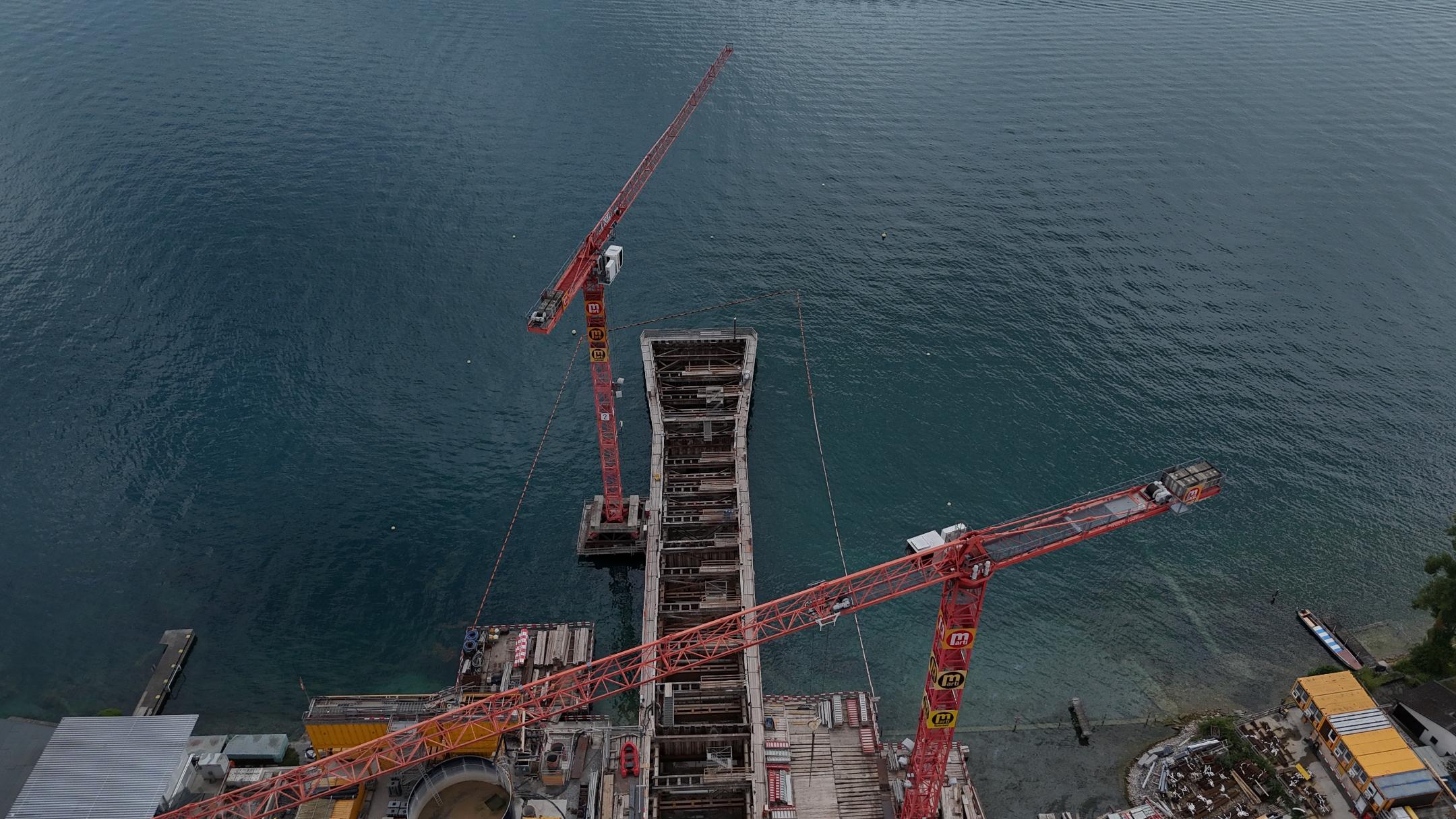 Blick auf die Baustelle des Auslaufbauwerks im Zürichsee von oben.